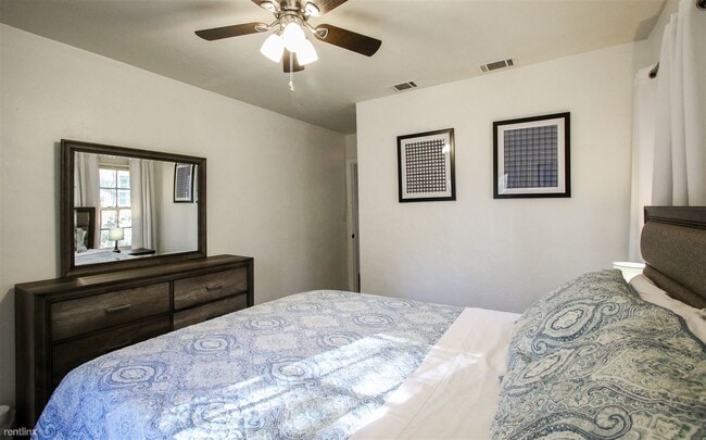 Building Photo - 2 br, 1 bath Duplex - 1319 East 53rd Street