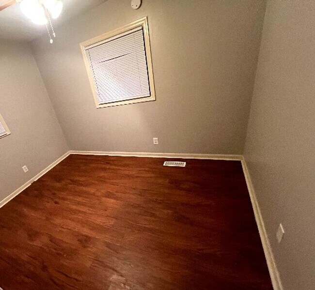 Building Photo - Ready to Rent!