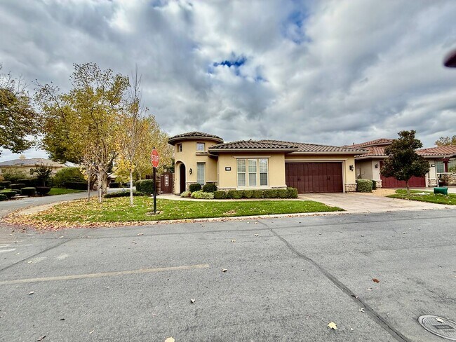 Building Photo - Executive Home available NOW