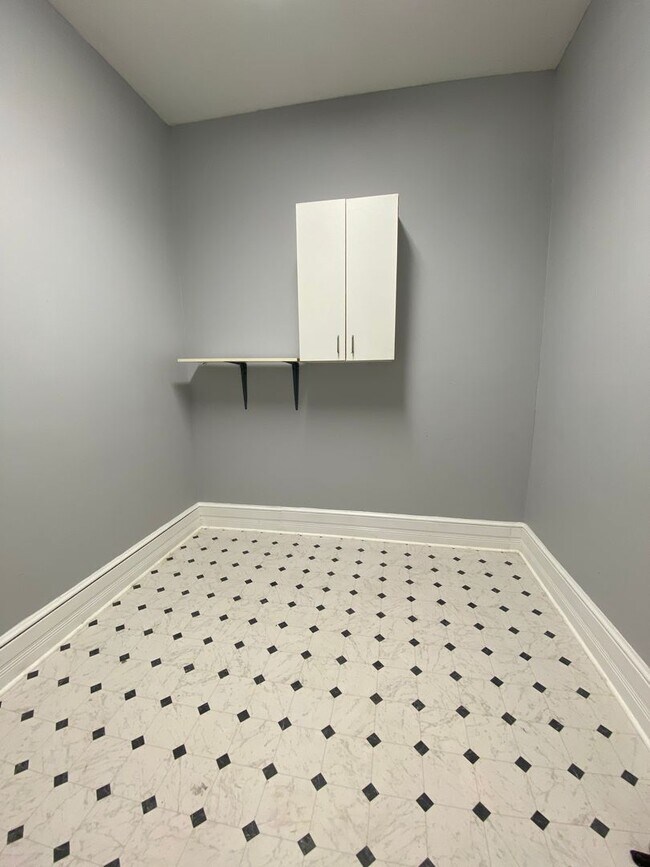 Building Photo - 9 Bed 5 Bath Historic Home - Commercial Use