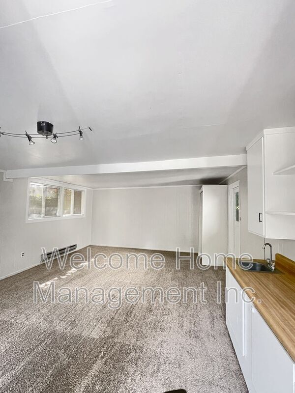 Building Photo - 2561 Olympic Blvd