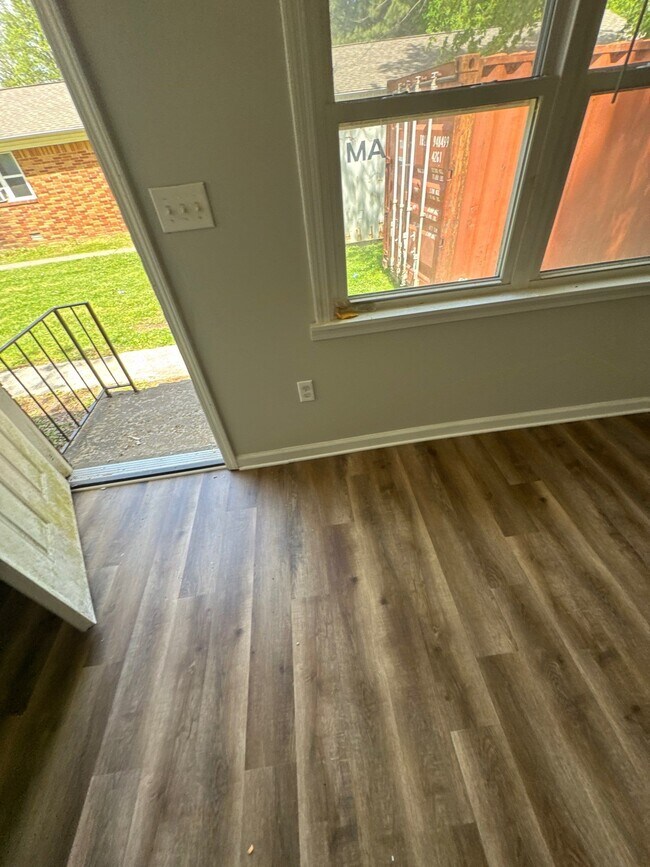 Building Photo - 811 Scott St