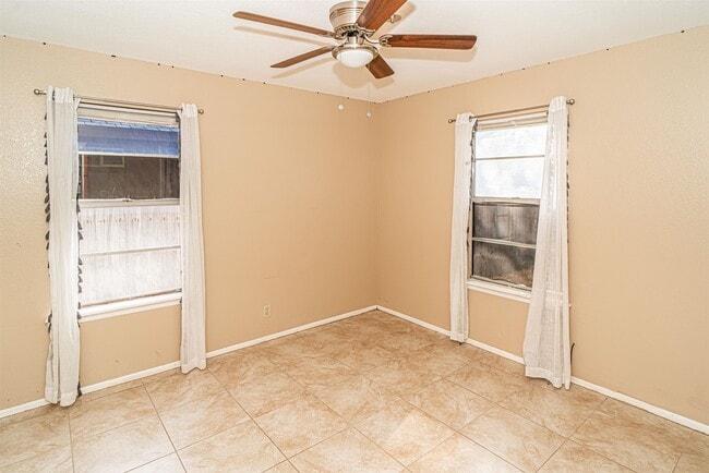 Building Photo - 908 Ave Q