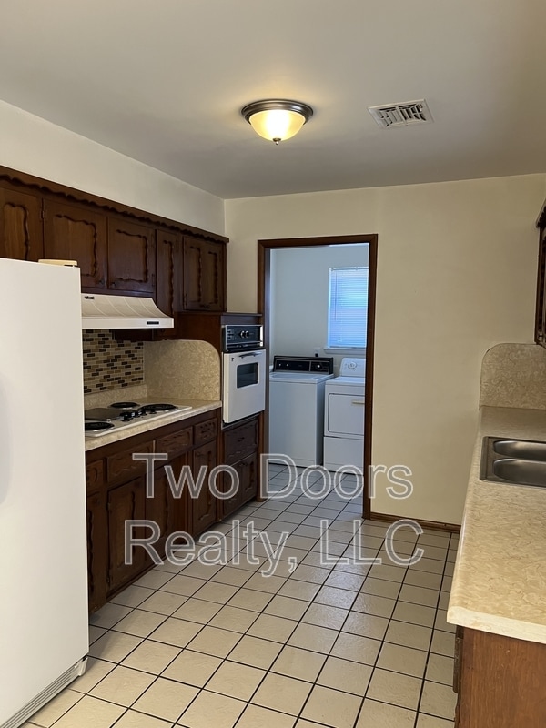 Building Photo - 1513 Parkwoods Terrace