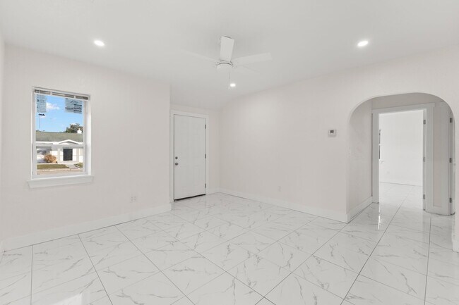 Building Photo - 211 37th St S