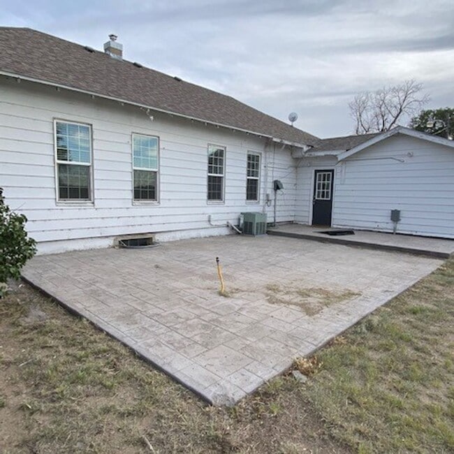 Building Photo - Amazing, Recently Renovated2 Bed 1 Bath Ho...