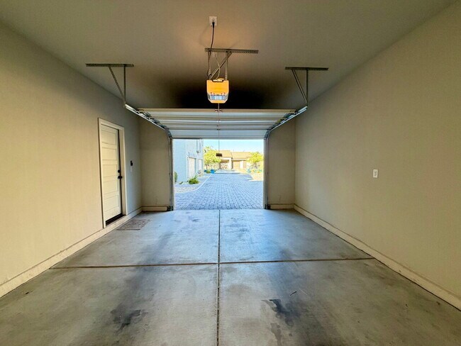 Building Photo - GATED 4 BED 2.5 BATH 2 CAR GARAGE SINGLE FAMILY HOME w/ LOFT, BEDROOM DOWNSTAIRS, NEXT TO COMMUNI...