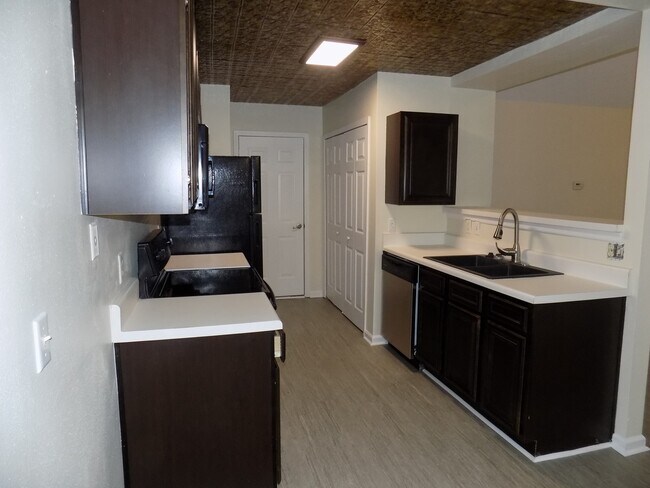 Building Photo - Available end of Julyl!! 4 Bedroom home in...