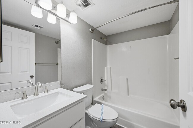 Building Photo - 6166 E Glencove St