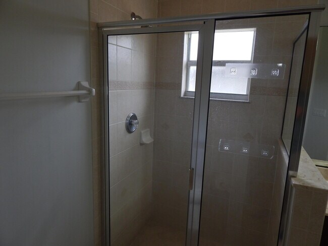 Building Photo - 132 SW Elderberry Dr