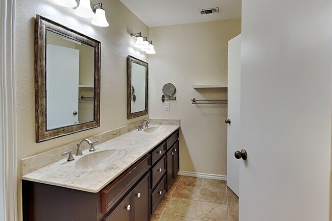 Building Photo - 1605 Brighton Dr