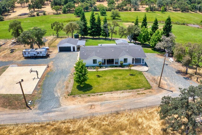 Building Photo - Escape to the Country – Beautiful 3 Bed, 2...