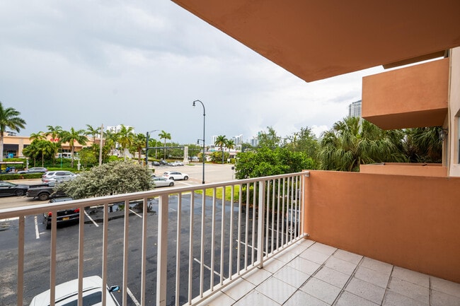 Building Photo - 2200 E Hallandale Beach Blvd