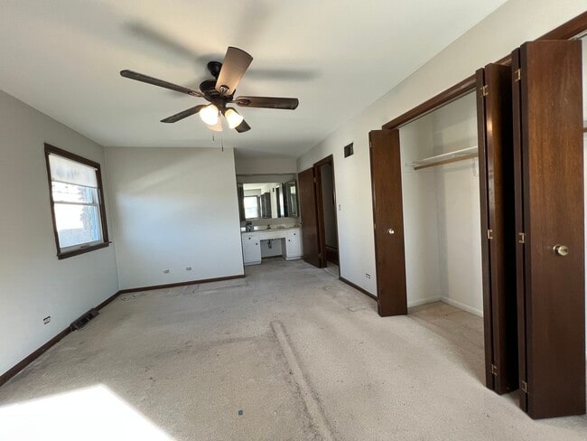 Building Photo - 5635 W Montrose Ave