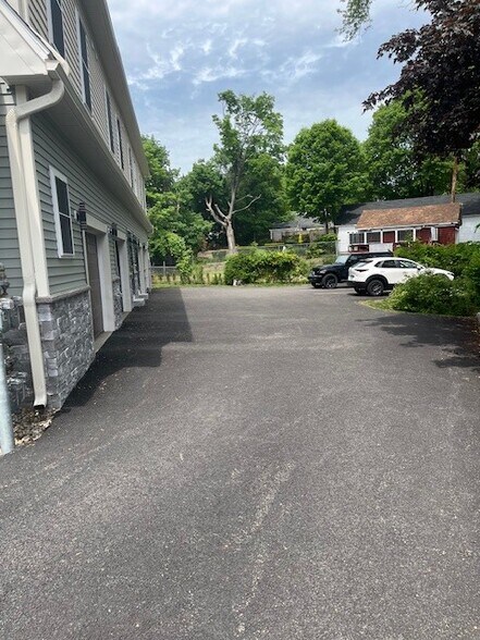 offstreet parking - 114 Saratoga Way