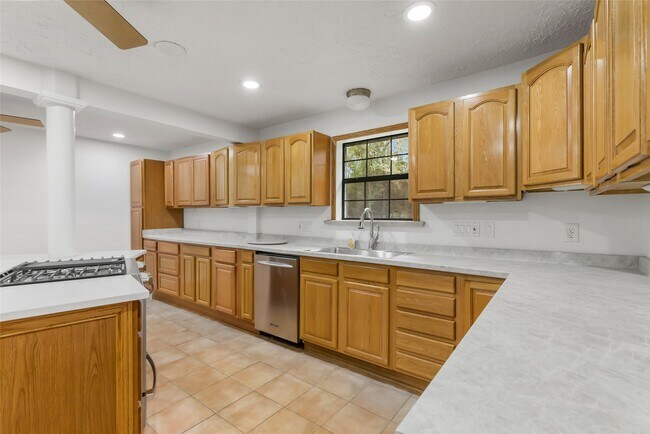 Building Photo - 22595 Pineridge Dr