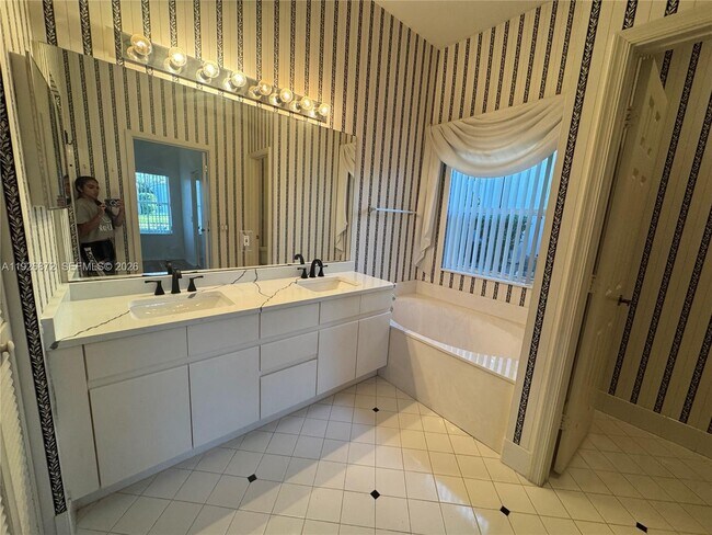 Building Photo - 815 Vista Meadows Dr