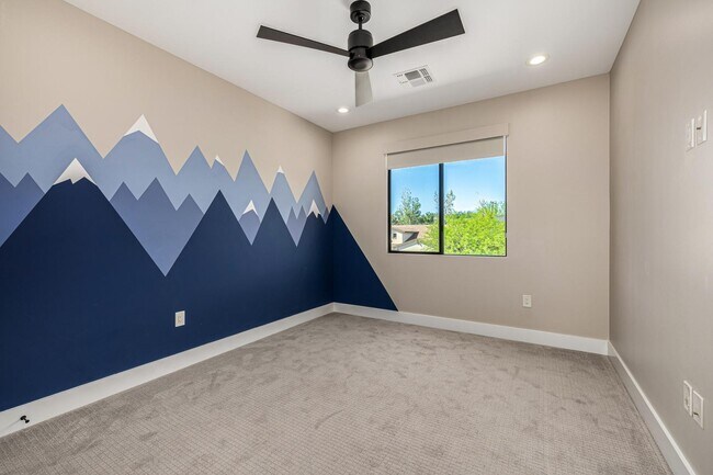 Building Photo - 3821 E Devonshire Ave