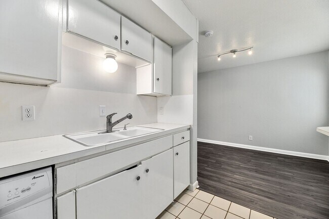 Building Photo - Great for Roommates!