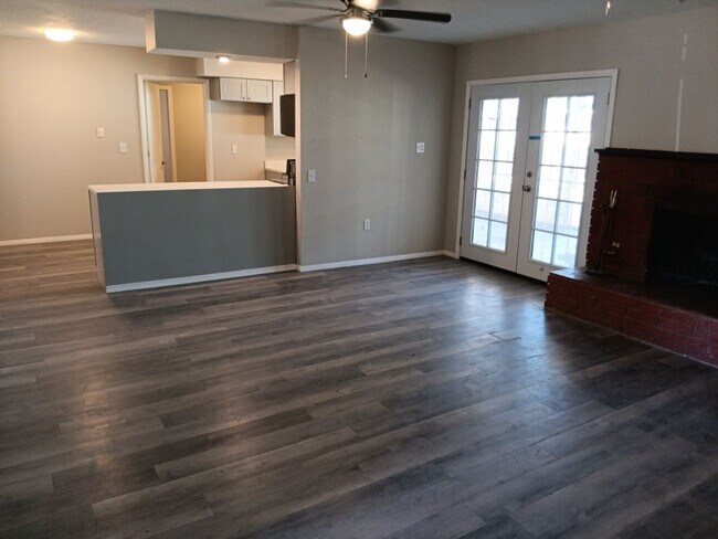 Building Photo - Charming 4-bedroom, 2-bathroom! Showings available NOW!