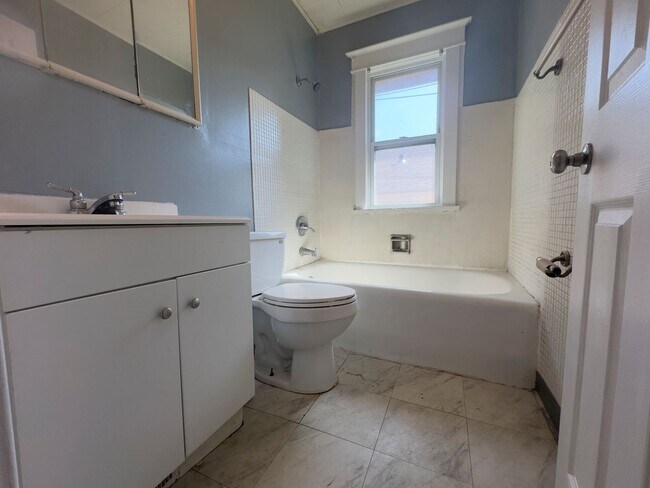 Building Photo - Charming 2-bedroom, 1-bath home featuring 900 sq. ft. of comfortable living space