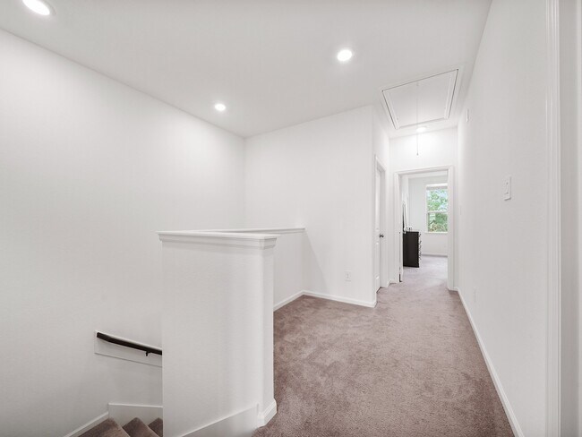 Building Photo - 674 Royal Arch Dr