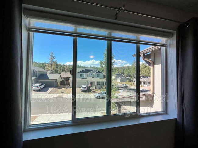 Building Photo - 2705 W Windtree Dr