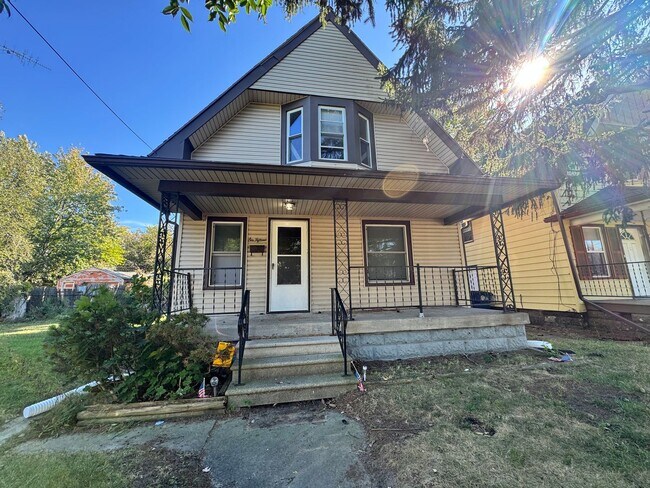 Building Photo - 3 Bedroom House