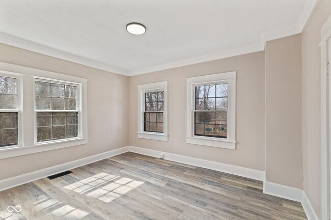 Building Photo - 320 Lockerbie St