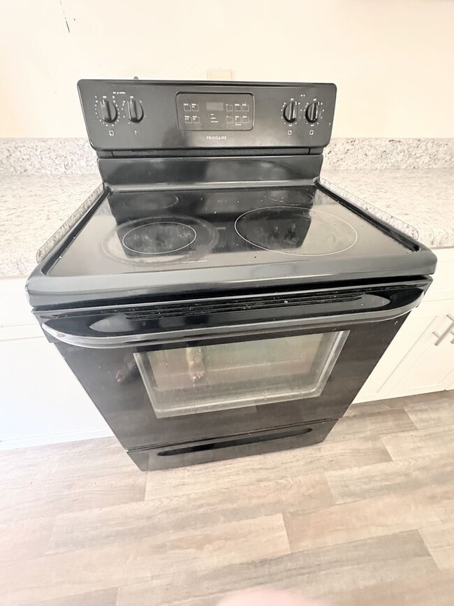 Building Photo - Bright kitchen updates in quiet Culdesac