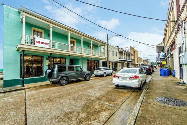 Building Photo - Downtown Charm: Spacious 1BR Apartment in ...