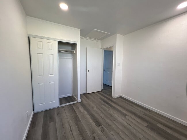 Building Photo - 2 Bedroom Unit, 1.5 baths with one assigne...