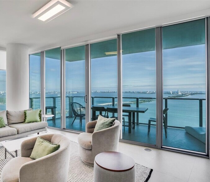 Building Photo - 2900 NE 7th Ave