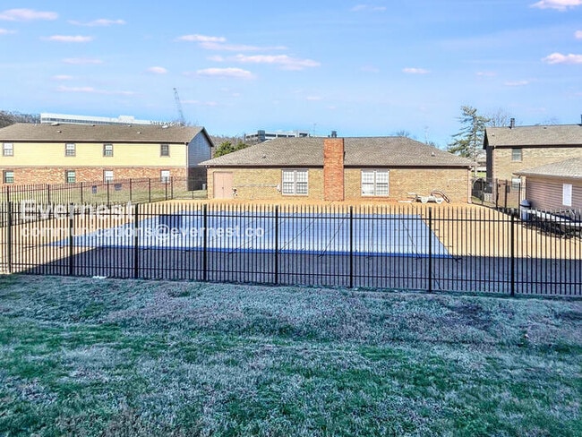 Building Photo - 2 Bed/2.5 Bath Townhome with Modern Amenities / Pet-Friendly / Available Now!