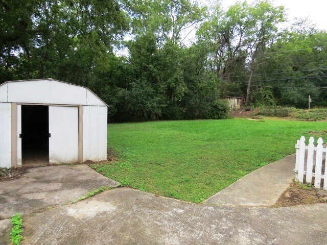 Building Photo - Updated Spacious 3 BR/ 2 BA home in Bluff Park