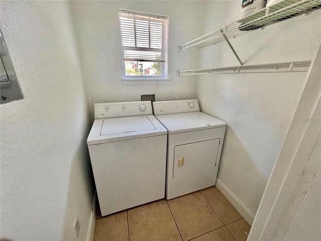 Building Photo - 2200 Key W Ct