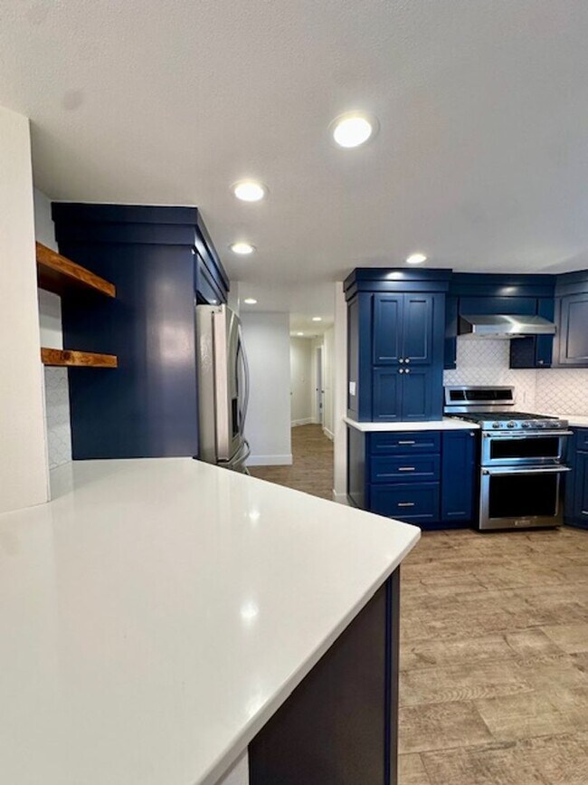 Building Photo - Riverfront Gated 2 Bedroom Luxury Condo!!