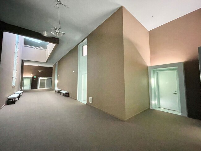 Building Photo - 1,600 sqft 2-Level SOMA 1BD+2 Bonus Rooms+ 1.5BA Loft! 2 Car Pkg! Laundry! Balcony! -PROGRESSIVE