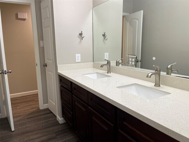 Building Photo - 304 S Shadowbend Dr
