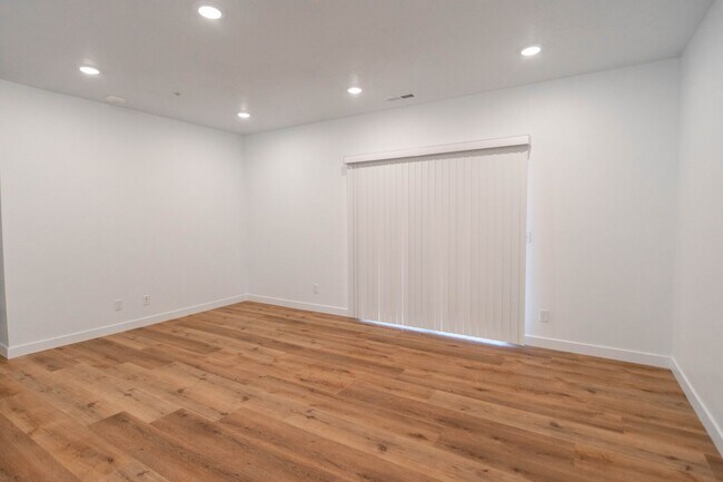 Building Photo - Spacious 3-Bed Dupont Model in Vista View:...