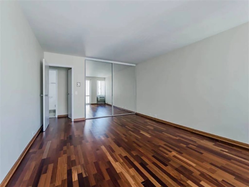 Building Photo - 2913 N Sheridan Rd