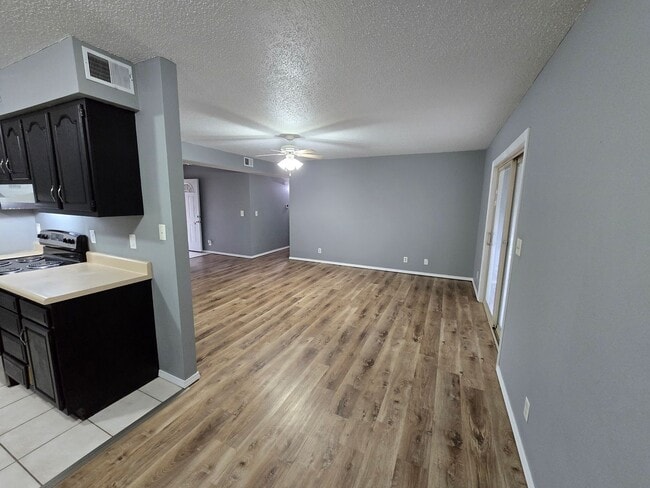 Building Photo - 3 Bedroom, 2 bath house