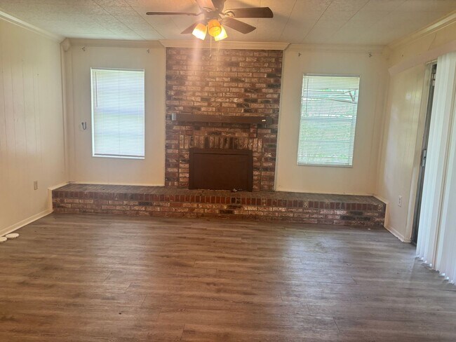 Building Photo - 1745 Woody Dr