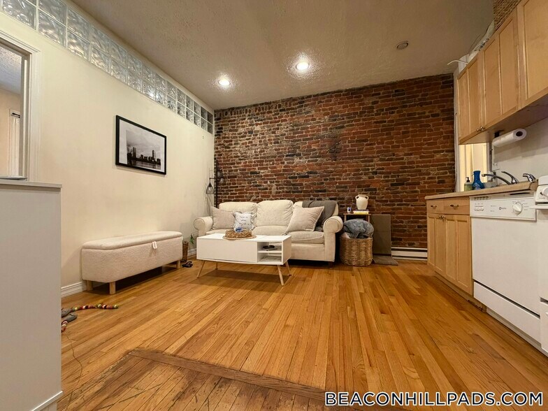 Building Photo - 40 Anderson St