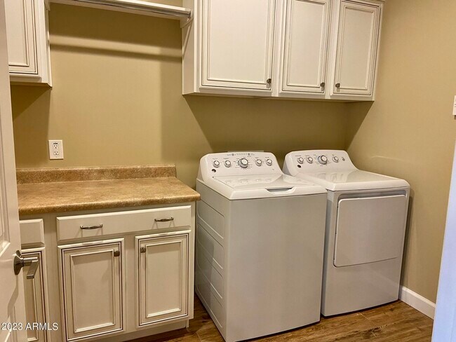 Building Photo - 3705 Ridgeview Ter
