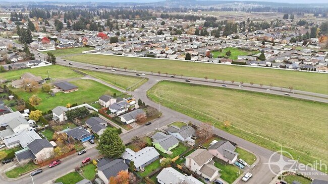 Building Photo - 16113 NE 4th Way