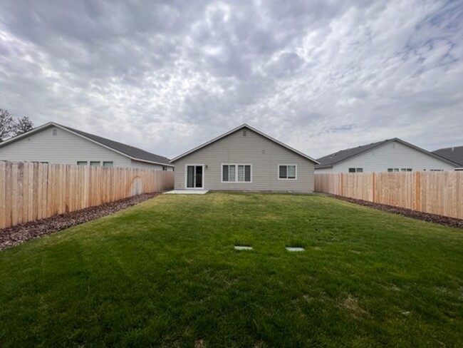 Building Photo - Comfort and Luxury Single Family Home