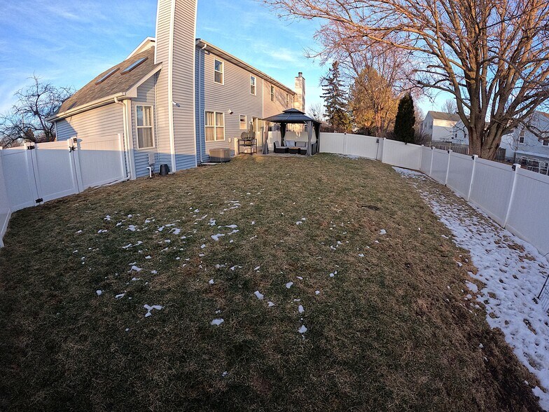 Building Photo - 525 Lasalle Ln