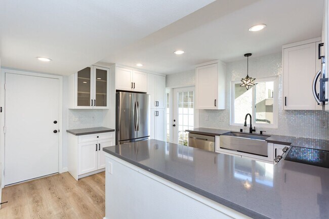 Building Photo - Charming Two Story Home!