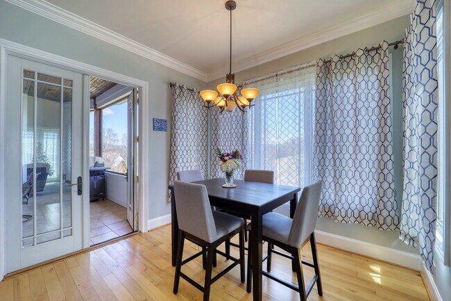 Building Photo - 137 N Ridge Ln